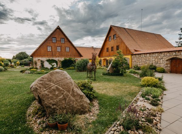 Svatební hostina ve stodole